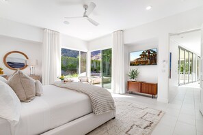 4 bedrooms, iron/ironing board, free WiFi, bed sheets - 'Rising Sun' South Palm Springs glam (Palm Springs)