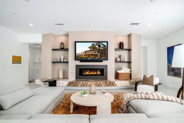 Televisión y chimenea 