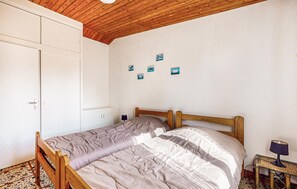 1 bedroom, bed sheets - Amazing home in Saint-Savinien (Saint-Savinien)