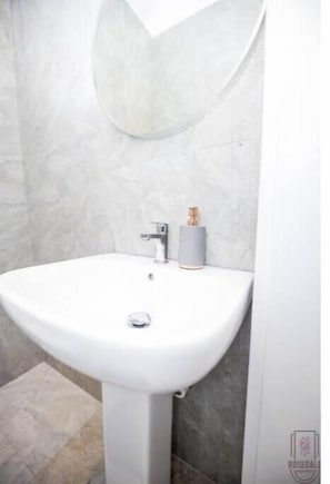 Douche, serviettes fournies, savon