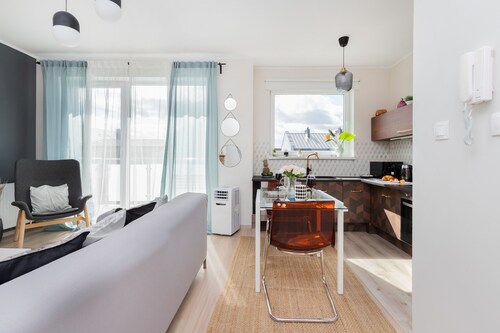 Deluxe house 5 miles to an Old Town with double walk-in shower and Victorian tub