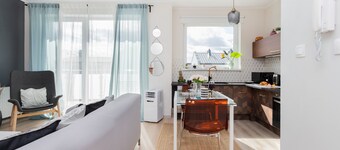 Deluxe house 5 miles to an Old Town with double walk-in shower and Victorian tub