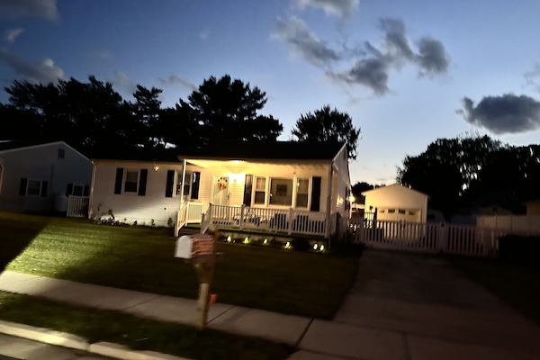 Bright, dog friendly 2 bdrm,1full &1 1/2 bath
Newly renovated close to Bay/beach