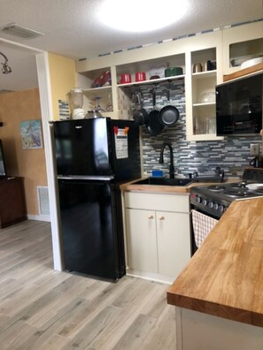 冷蔵庫、電子レンジ、オーブン、コンロ