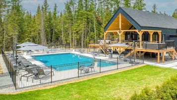 Alberca al aire libre y alberca climatizada