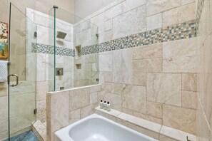 Douche, sèche-cheveux, serviettes fournies