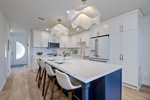 Fridge, microwave, oven, stovetop - Oceanfront | Luxury Remodel | Pool | Walk 2 Dining (Encinitas)