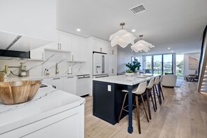 Fridge, microwave, oven, stovetop - Oceanfront | Luxury Remodel | Pool | Walk 2 Dining (Encinitas)