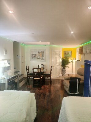 1 habitación, tabla de planchar con plancha, wifi gratis y ropa de cama