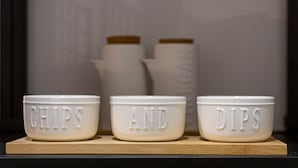 Three white containers with embossed text on a wooden shelf. - Ghiberti - Lovely nest in the city (Trieste)