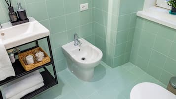 Classic Room | Bathroom | Free toiletries, towels, shampoo, toilet paper