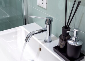 Klassieke kamer | Badkamer | Gratis toiletartikelen, handdoeken, shampoo, toiletpapier