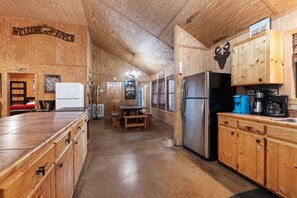 Cookware/dishes/utensils, paper towels