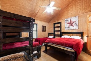 3 bedrooms, WiFi - In Concan | Walk to House Pasture | Swimming Pool (Concan)