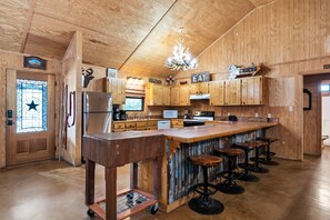 Cookware/dishes/utensils, paper towels - In Concan | Walk to House Pasture | Swimming Pool (Concan)