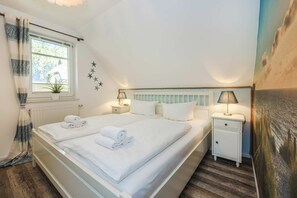 2 bedrooms, iron/ironing board, WiFi - Ferienwohnung Inselzeit - Gemütliche Ferienwohnung mit Balkon, mit Wlan und Stellplatz (Loddin)