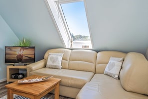 TV, DVD player, stereo - Ferienwohnung Inselzeit - Gemütliche Ferienwohnung mit Balkon, mit Wlan und Stellplatz (Loddin)