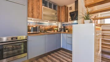Cafetera o tetera, frigorífico, microondas y horno