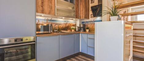Coffee/tea maker, fridge, microwave, oven