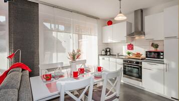 Jääkaappi, mikroaaltouuni, uuni, liesi