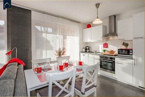 Køleskab, mikrobølgeovn, ovn, kogeplade