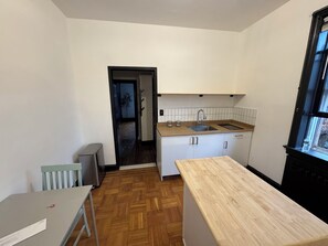 Kühlschrank, Mikrowelle, Herdplatte, Wasserkocher mit Kaffee-/Teezubehör