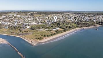Playa en los alrededores y playa de arena blanca