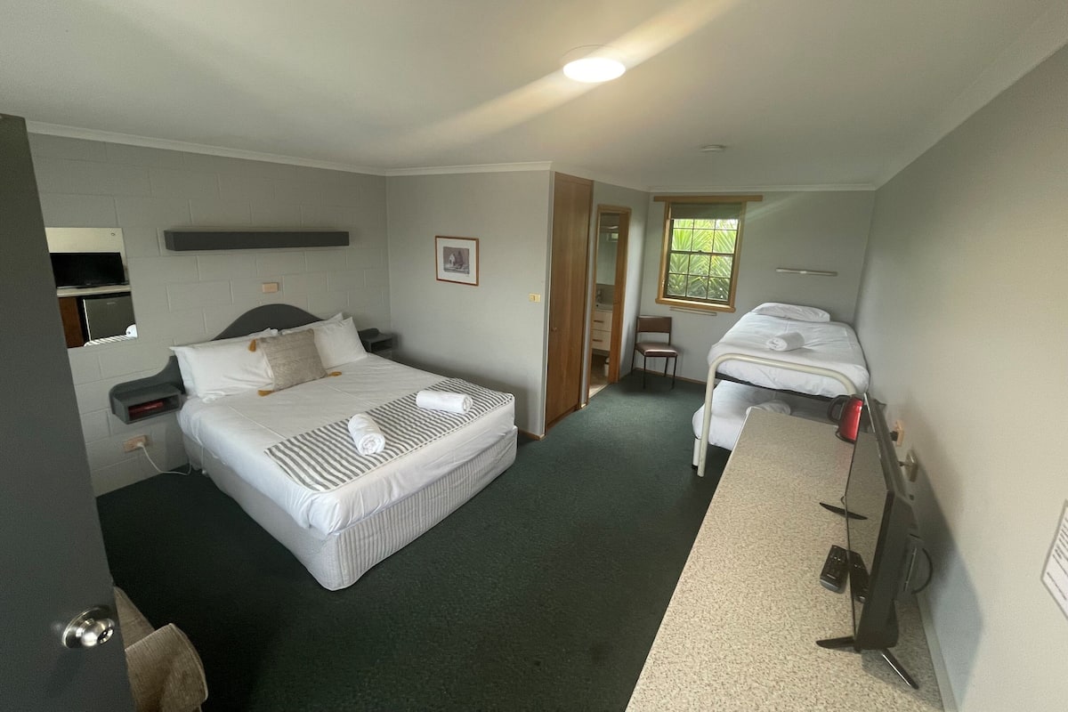 Basic Triple Room | 1 bedroom, free WiFi, bed sheets