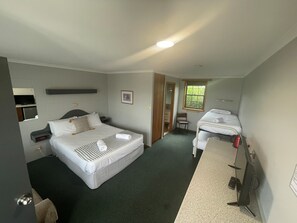 Basic Triple Room | Free WiFi, bed sheets - Bridport Bay Inn (Bridport)