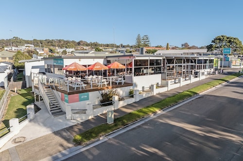 Bridport Bay Inn