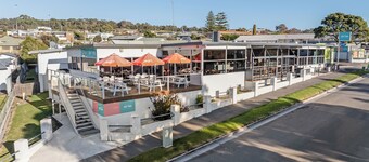 Bridport Bay Inn