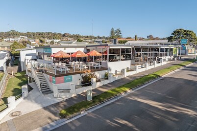 Bridport Bay Inn