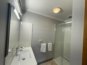 Basic Apartment | Bathroom