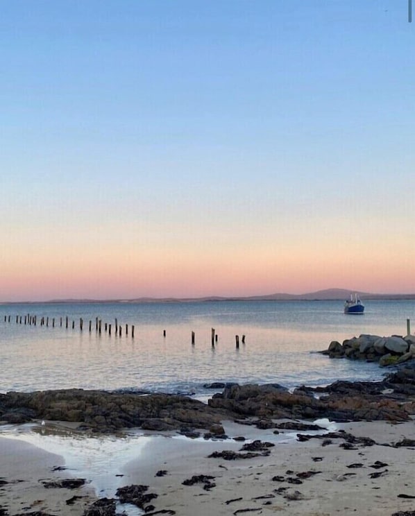 Nær stranden og hvit sand