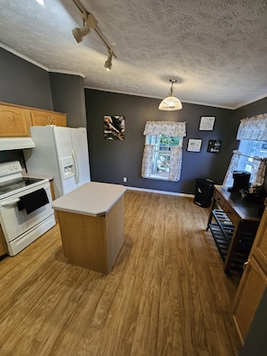 Private kitchen - Camerons on the Creek,your next vacation getaway in the 1000 Islands! (Alexandria Bay)