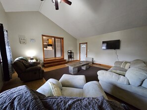 Living area - Camerons on the Creek,your next vacation getaway in the 1000 Islands! (Alexandria Bay)