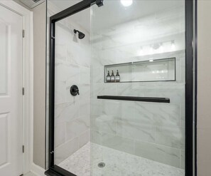 Dusche, Haartrockner, Handtücher