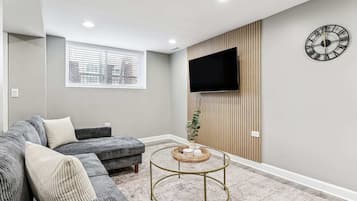 Smart-TV, Bücher, Arbeitsbereiche