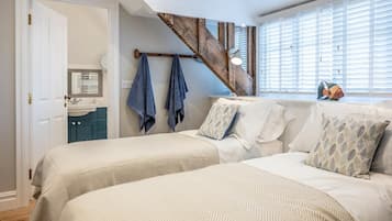 2 bedrooms, desk, iron/ironing board, travel crib