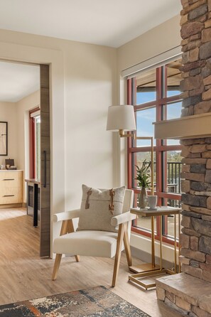 시그니처 스위트, 킹사이즈침대 1개 및 소파베드, 발코니, 시내 전망 | 고급 침구, 오리/거위털 이불, 필로우탑 침대, 객실 내 금고