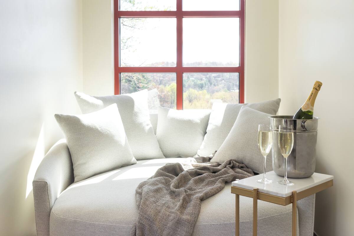 Executive Room, 1 King Bed, Balcony, Corner | Premium bedding, down duvets, pillow-top beds, in-room safe