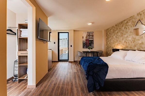 1 habitación, tabla de planchar con plancha, wifi y ropa de cama