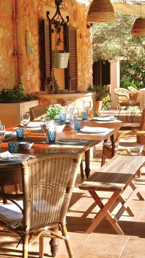 Outdoor dining - Es Pinar - Luxury Villa with 6 Bedrooms and expansive gardens (Portocolom)