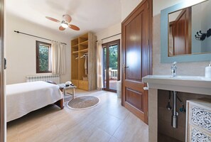 6 habitaciones, tabla de planchar con plancha, cuna de viaje y wifi