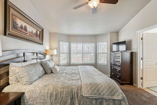 5 bedrooms, desk, iron/ironing board, travel crib