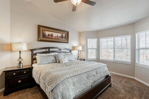 5 Schlafzimmer, Schreibtisch, Bügeleisen/Bügelbrett, Reisekinderbett