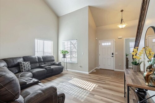 Homestead Haven | Sleeps 14 | 2 Car Garage