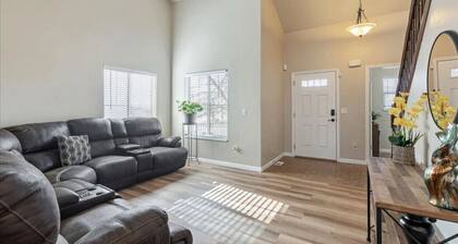 Homestead Haven | Sleeps 14 | 2 Car Garage