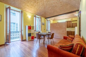 TV - Elegant apartment in Asti with balcony (Asti)