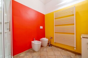 Douche, sĂšche-cheveux, bidet, serviettes fournies